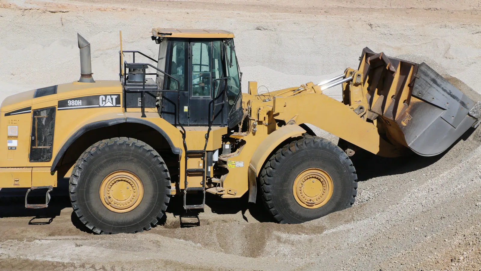A wheel loader working the airfall pumice deposit at the Beaver Pumice mine